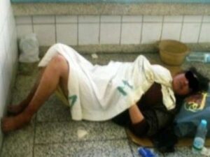 سيدة حامل تضع مولودها بالشارع العام امام الملأ