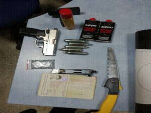 خطير بالصور:هذا ما حجزته جمارك أكادير بمطار المسيرة...مسدس ودخيرة ومواد أخرى خطيرة 8 Présentation1