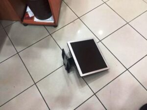 +صور: “ولد الفشوش” يعربد داخل وكالة بنكية، و يشرمل مديرها بعد هجوم عنيف