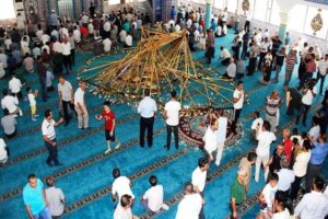 “السياسة” تحول مسجدا إلى مرتع لمواجهات خطيرة بين المصلين.