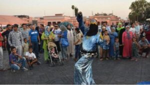 الشرطة تعتقل “حكيمة” أشهر راقص في ساحة جامع الفنا لهذا السبب: