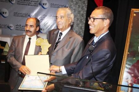 المنتدى الدولي للإعلام بأكادير يفتح أشغاله بتكريم قيدوم الصحفيين، وإعلاميون يجمعون على أن وضع الاعلام وضع مقلق … المنتدى الدولي للإعلام بأكادير يفتح أشغاله بتكريم قيدوم الصحفيين، وإعلاميون يجمعون على أن وضع الاعلام وضع مقلق ...