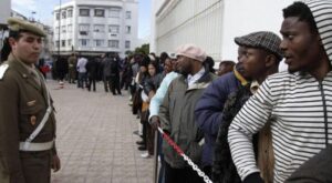 مهاجر إفريقي يقتحم مسجدا ﺣﺎﻣﻼ ﻓﻲ ﻳﺪﻩ ﻋﺼﺎ حديدية ﻣﺤﺎﻭﻻ ﺃﻥ ﻳﻬﻮﻱ بها على إمام المسجد