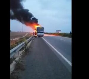 شاهد الحريق المهول بحافلة لنقل الركاب