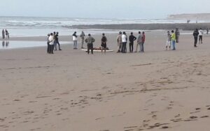 العثور على جثة شاب يرتدي ملابس بحرية بشاطئ اكلو 9 noyade plage Aglou Tiznite 696x435