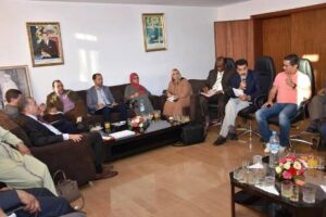 نواب رئيس المجلس البلدي لأكادير يبسطون حيثيات القضايا التي تستأثر باهتمام الرأي العام في ندوة صحفية.