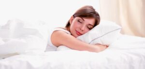 عشر خطوات ضرورية لك سيدتي لتستيقظي من نومك جميلة 12 ما مضار النوم على البطن