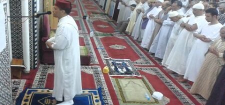 خطير:"مقرقب" في حالة هيجان يقتحم مسجدا خلال صلاة التراويح ويحاول اختطاف طفل