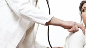 فضيحة جنسية في رمضان:طبيب يقضي ليلة حمراء من الجنس والخمر والرقص رفقة ممرضتين داخل عيادته