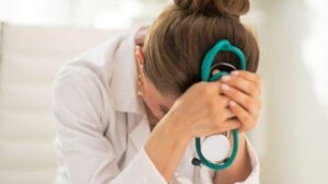 مثير:مواطن يجرُّ طبيبة إلى القضاء بتهمة تزوير عذرية زوجته وكانت سببا في الخدعة التي سقط فيها