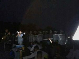 (+فيديو)نشطاء تماسينت يؤدون صلاة المغرب وسط الشارع بعدما حاصرتهم القوات العمومية