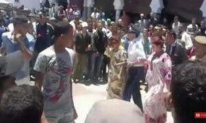 “خضارة يهاجمون فتاة بسبب تناولها العصير في رمضان