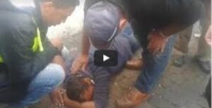 بائع متجول يعتدي على رجل سلطة بخنجر والضحية ينقل في حالة حرجة إلى المستشفى 5 1 147
