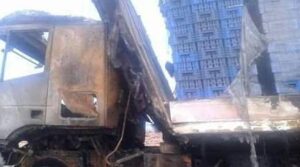 بالصورة:احتراق شاحنة محملة بالحليب قادمة من أكادير ومواطنون يتسابقون في التزود بعلب الحليب في منظر مقزز في شهر الصيام