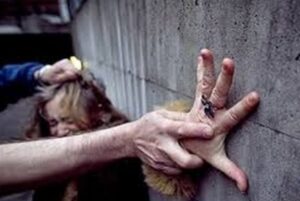 خطير:عصابة ملثمين تداهم المنازل ليلا بغرض السرقة و تخطف الزوجات لاغتصابهن في غابة +تفاصيل مثيرة