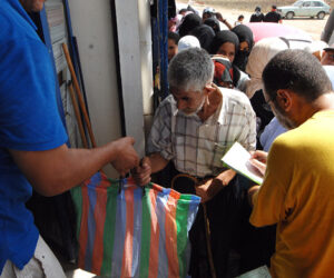 مواطن بالعيون يحرق نفسه بالبنزين من أجل قفة رمضان