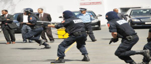 فرقة أمنية خاصة تداهم فجرا منزلا في كلميم لاعتقال ابن أخ سياسي معروف بالمدينة وهذا هو السبب