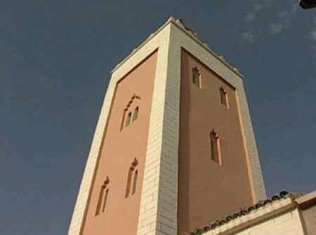 مؤذن بأكادير أذن قبل آذان المغرب وتسبب في إفطار أحياء بأكملها والساكنة تطالب بالفتوى