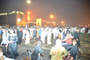 مجرم خطير مسلح بسيف طارده عشرات المواطنين وقرر الاختباء بالمسجد بجناح النساء تزامنا مع صلاة الفجر وهذا ما وقع