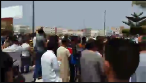 بعد مقاطعتهم المساجد.. نشطاء إمزورن ينظمون وقفة احتجاجية بعد الصلاة