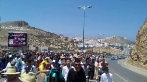 “الموت ولا المذلة” شعار رفعه عائدون من جنازة والد المرتضى أثناء اعتراضهم من طرف الأمن