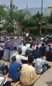 نشطاء الحراك بإمزورن يصلون في الشوارع احتجاجا على الأئمة