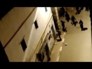 عناصر من القوات العمومية يكسرون أبواب المنازل بامزورن وحرج وسط رجال السلطة