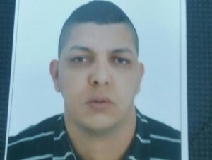 بعد أن التقى بالملك بشاطئ أكادير .. مسؤولون يجهضون حلم شاب بوعود فارغة فاقت 11 سنة