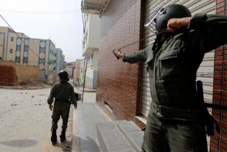 فيديو من زاوية أخرى يظهر مواجهات شرسة بين الأمن والمحتجين بإمزورن