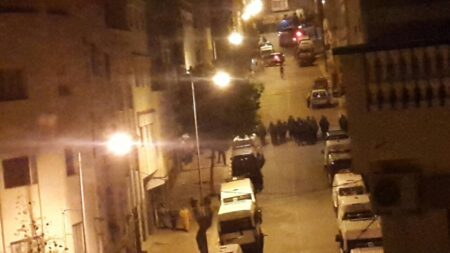 الأمن يحاصر منطقة سيدي عابد بالحسيمة معقل الاحتجاجات الأمن يحاصر منطقة سيدي عابد بالحسيمة معقل الاحتجاجات
