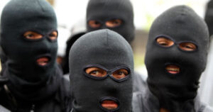 خطير:ثلاثة ملثمين يختطفون رجل أعمال مشهور بالعيون ويصورونه عاريا