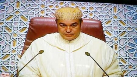 بالفيديو:“مول الكراطة” الذي أقاله الملك بسبب فضيحة " 22 مليار " يسأل أسئلة طفولية أثناء ترؤسه جلسة مجلس النواب وفايسبوكيون يستنكرون