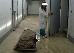 تصوير فيديو صادم لجثت الموتى من داخل مستودع الأموات بالمستشفى يثير ضجة كبيرة ويشعل مواقع التواصل الاجتماعي والأمن يحقق في القضية