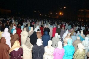 “سراق الزيت” يخلق فوضى وسط المصليات خلال التراويح بالمسجد‎