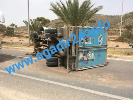 عااجل بالصور:انقلاب شاحنة نقل الحليب بأكادير وأنباء تتحدث عن وفاة السائق وإصابه مساعده إصابات خطيرة