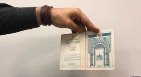 البرلمان الأوروبي يتجه إلى سحب الجنسية من المغاربة الذين أحرقوا جوزات بلدهم