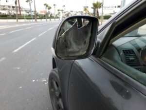 مجهولون يعتدون على “بوزبال” و يكسرون زجاج سيارته (صور) 7 BZBL 801456109