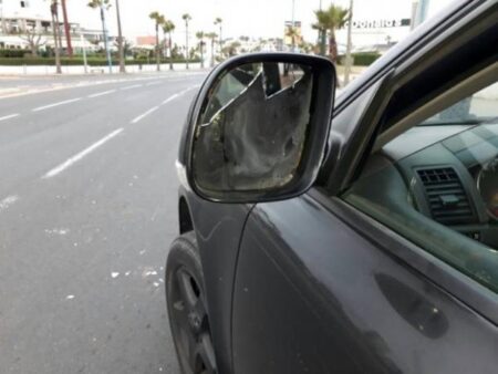 مجهولون يعتدون على “بوزبال” و يكسرون زجاج سيارته (صور)