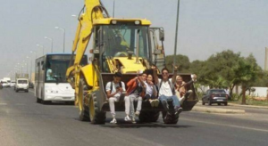 طلبة أيت ملول يركبون “جرافة” والسبب اكتظاظ في الحافلات