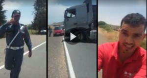 سائق شاحنة كبيرة يحتج على الدرك بركن شاحنته وسط الطريق