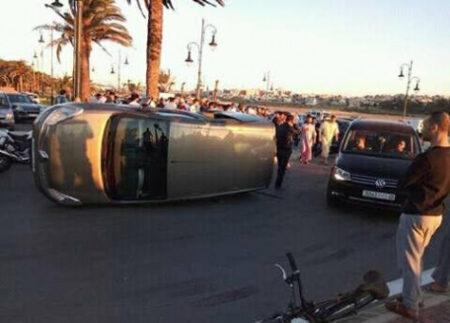 انقلاب سيارة في حادثة سير خطيرة قبل أذان المغرب بدقائق – صور