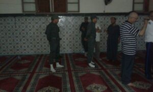 السلطات تداهم 9 مساجد وتخرج المعتكفين بالقوة