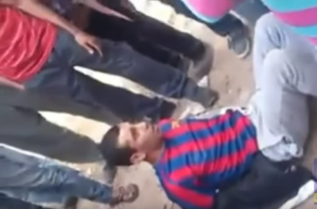 بالفيديو: "شفار عاشق البارصا" يقع في قبضة مواطنين بالدشيرة الجهادية، وهكذا ربطوه في الشارع العام