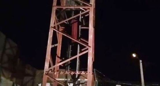 +فيديو:فتاة تتسلق لاقطا هوائيا ضواحي أكادير قرابة 3 ساعات، و تهدد بالإنتحار  بالتزامن مع صلاة الترواويح.