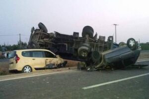 +صورة: حادثة سير خطيرة إثر انقلاب شاحنة على طاكسي وسيارة بطريق أكادير، وهذا ما أسفر عنه الحادث.