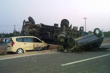 +صورة: حادثة سير خطيرة إثر انقلاب شاحنة على طاكسي وسيارة بطريق أكادير، وهذا ما أسفر عنه الحادث.