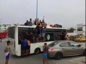 شوفو البسالة د الشباب الطائش طالعين فوق الطوبيس