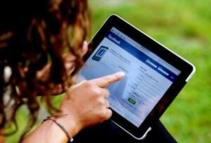 ميزة جديدة تطلقها "الفايسبوك" لحماية خصوصية المستخدمين...تعرف عليها 4 facebooktablet 301812623