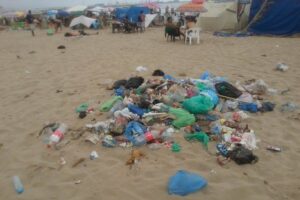 شاطئ أكادير .. موائد إفطار رمضانية تنتهي باقتراف جرائم بيئية