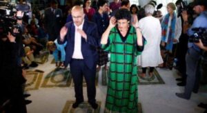 ناشطة”مسلمة” تقيم صلاة مختلطة تتخللها موسيقى وتخطب الجمعة وسط مسجد”لا حول و لا قوة الا بالله”